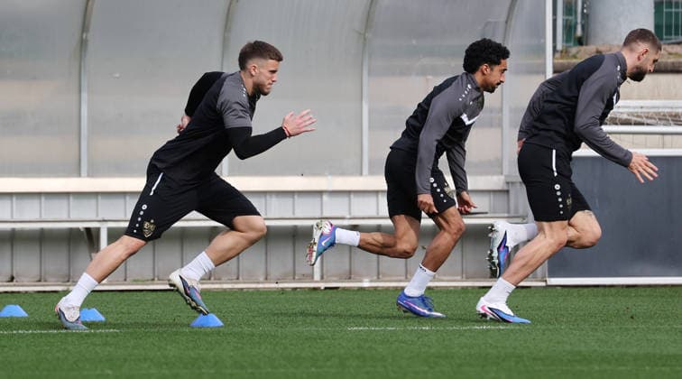 1103.2026, Deutschland, Stuttgart, Fußball VfB Stuttgart Training, v.l. Ermedin Demirovic, Tiago Tomas, Jeff Chabot Gemäß den Vorgaben der DFL Deutsche Fußball Liga ist es untersagt, in dem Stadion und oder vom Spiel angefertigte Fotoaufnahmen in Form von Sequenzbildern und oder videoähnlichen Fotostrecken zu verwerten bzw. verwerten zu lassen.