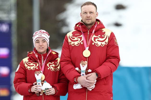 ITALY, TESERO - MARCH 11, 2026: Gold medalists Anastasia Bagiian and guide Sergei Siniakin of Russia pose at a victory ceremony for the women s para cross-country skiing 10km interval start classic vision impaired at Tesero Cross-Country Stadium during the 2026 Winter Paralympic Games. Mikhail Tereshchenko TASS  89886143