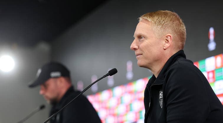 11.03.2026, Deutschland, Stuttgart, Fußball VfB Stuttgart PK, Pressesprecher Tobias Herwerth (vorn), Trainer Sebastian Hoeneß (VfB, hinten) Gemäß den Vorgaben der DFL Deutsche Fußball Liga ist es untersagt, in dem Stadion und oder vom Spiel angefertigte Fotoaufnahmen in Form von Sequenzbildern und oder videoähnlichen Fotostrecken zu verwerten bzw. verwerten zu lassen.