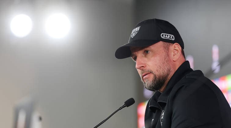 11.03.2026, Deutschland, Stuttgart, Fußball VfB Stuttgart PK, Feature Trainer Sebastian Hoeneß (VfB) im Scheinwerferlicht Gemäß den Vorgaben der DFL Deutsche Fußball Liga ist es untersagt, in dem Stadion und oder vom Spiel angefertigte Fotoaufnahmen in Form von Sequenzbildern und oder videoähnlichen Fotostrecken zu verwerten bzw. verwerten zu lassen.