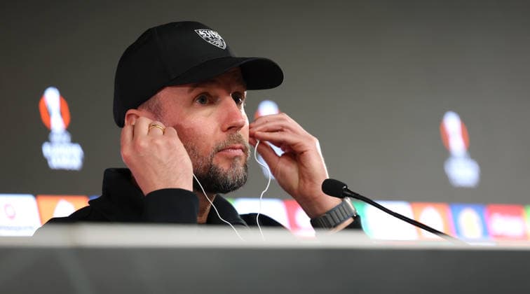 11.03.2026, Deutschland, Stuttgart, Fußball VfB Stuttgart PK, Trainer Sebastian Hoeneß (VfB) tut sich die Kopfhörer in die Ohren Gemäß den Vorgaben der DFL Deutsche Fußball Liga ist es untersagt, in dem Stadion und oder vom Spiel angefertigte Fotoaufnahmen in Form von Sequenzbildern und oder videoähnlichen Fotostrecken zu verwerten bzw. verwerten zu lassen.