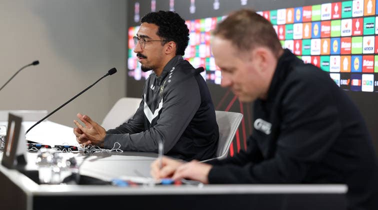 11.03.2026, Deutschland, Stuttgart, Fußball VfB Stuttgart PK, v.l. Tiago Tomas, Jochen Ritter Gemäß den Vorgaben der DFL Deutsche Fußball Liga ist es untersagt, in dem Stadion und oder vom Spiel angefertigte Fotoaufnahmen in Form von Sequenzbildern und oder videoähnlichen Fotostrecken zu verwerten bzw. verwerten zu lassen.