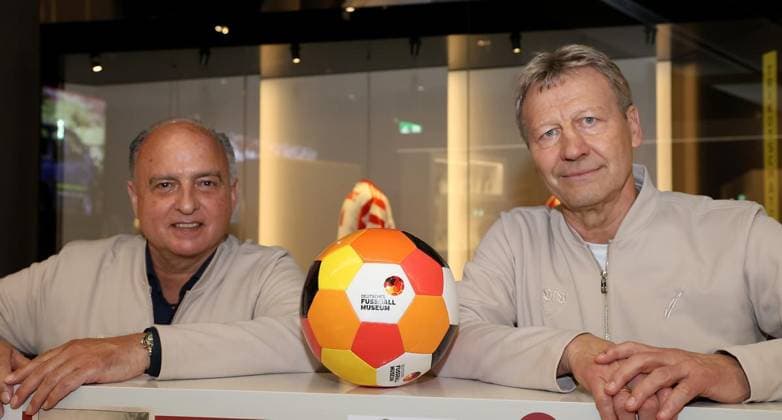 Neue Ausstellung Fußballtrikot im Deutschen Fußballmuseum in Dortmund ** NUR FÜR REDAKTIONELLE ZWECKE ** EDITORIAL USE ONLY **<p>Neue Ausstellung Fußballtrikot am Mittwoch den 11. März 2026 im Deutschen Fußballmuseum in Dortmund ***Guido Buchwald und Hansi Müller präsentieren ihre alten Meistertrikots vom VfB Stuttgart *** Foto : Frank Oppitz FUNKE Foto Services< p> Deutschland NRW Dortmund Copyright: FrankxOppitz *** New exhibition of soccer shirts at the German Football Museum in Dortmund FOR EDITORIAL PURPOSES ONLY EDITORIAL USE ONLY p New exhibition of soccer shirts on Wednesday, March 11, 2026 at the German Football Museum in Dortmund Guido Buchwald and Hansi Müller present their old VfB Stuttgart championship shirts Photo Frank Oppitz FUNKE Foto Services p Sport Deutschland NRW Dortmund Copyright FrankxOppitz Copyright: FrankxOppitz doc84xiczkrlupdqd54g23 ,EDITORIAL USE ONLY