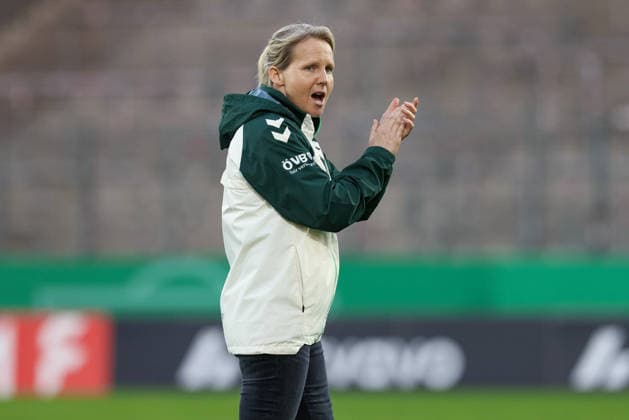Friederike Kromp (Fritzy Kromp, Trainerin, Cheftrainerin, SV Werder Bremen) klatscht in die Hände, motiviert, Motivation, feuert an, Portrait, Nahaufnahme, Einzelfoto, Einzelbild, DIE DFB-RICHTLINIEN UNTERSAGEN JEGLICHE NUTZUNG VON FOTOS ALS SEQUENZBILDER UND ODER VIDEOÄHNLICHE FOTOSTRECKEN. DFB REGULATIONS PROHIBIT ANY USE OF PHOTOGRAPHS AS IMAGE SEQUENCES AND OR QUASI-VIDEO., 11.03.2026, Essen (Deutschland), Fussball, DFB-Pokal Frauen, SGS Essen - SV Werder Bremen