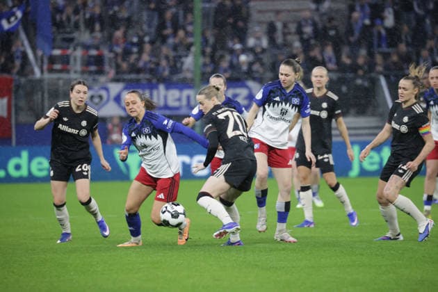 Duell zwischen Pauline Machtens (HSV) und Franziska Kett (FC Bayern Muenchen) Fussball, Saison 2025 2026, Frauen, DFB Pokal, Viertelfinale, Volksparkstadion Hamburg, Hamburger SV gegen FC Bayern Muenchen DFL REGULATIONS PROHIBIT ANY USE OF PHOTOGRAPHS AS IMAGE SEQUENCES AND OR QUASI-VIDEO.