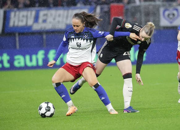 Duell zwischen Pauline Machtens (HSV) und Franziska Kett (FC Bayern Muenchen) Fussball, Saison 2025 2026, Frauen, DFB Pokal, Viertelfinale, Volksparkstadion Hamburg, Hamburger SV gegen FC Bayern Muenchen DFL REGULATIONS PROHIBIT ANY USE OF PHOTOGRAPHS AS IMAGE SEQUENCES AND OR QUASI-VIDEO.