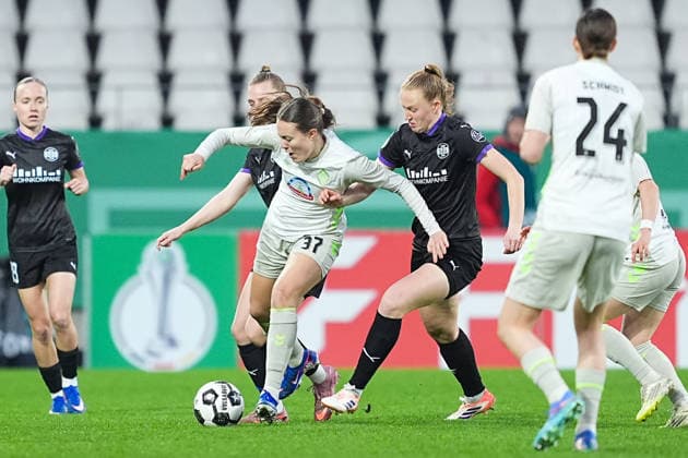 11.03.2025, xydrx, Fußball, DFB-Pokal Viertelfinale Frauen, SGS Essen - SV Werder Bremen, Saison 2025 2026, Stadion an der Hafenstraße: Mara Alber (SV Werder Bremen, 37) im Zweikampf gegen Maike Berentzen (SGS Essen, 13) und Laura Pucks (SGS Essen, 15) DFB regulations prohibit any use of photographs as image sequences and or quasi-video. Copyright: HMBxMedia YannisxDreimann