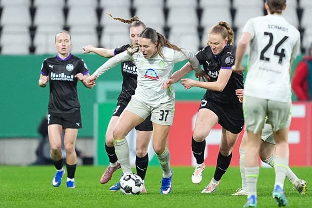 11.03.2025, xydrx, Fußball, DFB-Pokal Viertelfinale Frauen, SGS Essen - SV Werder Bremen, Saison 2025 2026, Stadion an der Hafenstraße: Mara Alber (SV Werder Bremen, 37) im Zweikampf gegen Maike Berentzen (SGS Essen, 13) und Laura Pucks (SGS Essen, 15) DFB regulations prohibit any use of photographs as image sequences and or quasi-video. Copyright: HMBxMedia YannisxDreimann