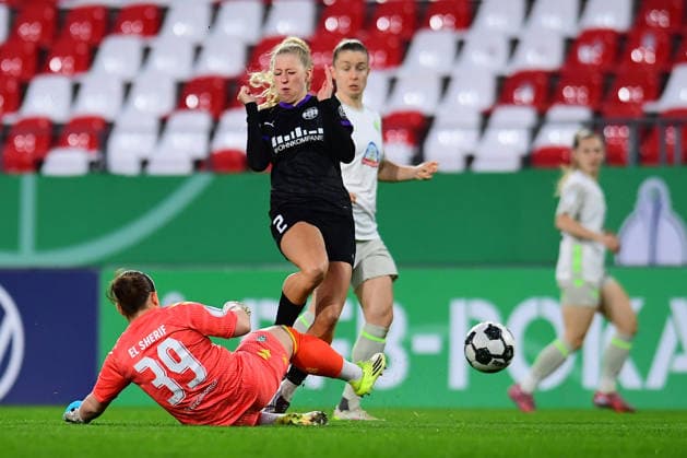 Fußball Frauen DFB-Pokal Saison 2025 2026 Viertelfinale: SGS Essen - Werder Bremen am 11.03.2026 im Stadion an der Hafenstraße in Essen Mariella El Sherif ( Werder Bremen ), unten - Jule Terlinden ( SGS Essen ), mitte - Michelle Ulbrich ( Werder Bremen ), hinten DFB regulations prohibit any use of photographs as image sequences and or quasi-video. Nordrhein-Westfalen Deutschland