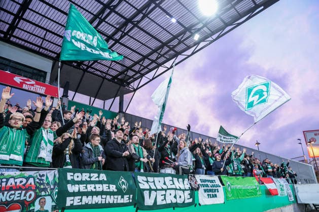 2026.03.11, Fußball, DFB-Pokal Frauen, SGS Essen - SV Werder Bremen, Viertelfinale, Stadion an der Hafenstraße, Damen, Saison 2025 2026: Voller Gästeblock bei den Fans von Bremen. Fan Zuschauer Besucher Gästeblock DFB regulations prohibit any use of photographs as image sequences and or quasi-video. Nordrhein-Westfalen Deutschland