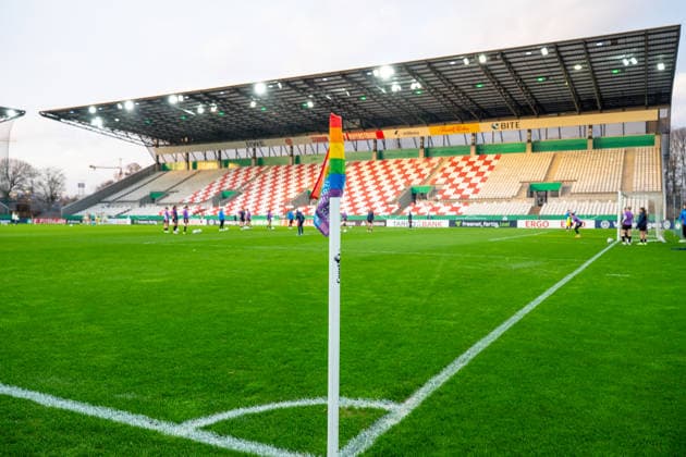 Deutschland: Fussball DFB Pokal Frauen-Viertelfinale 2025 2026 - SGS Essen vs SV Werder Bremen - Stadion an der Hafenstrasse (Essen): Die Eckfahne am Rand des Spielfelds, Sportstätte, Sportstätte, Totale, innen Innenansicht Copyright: xOrhanxHabashx
