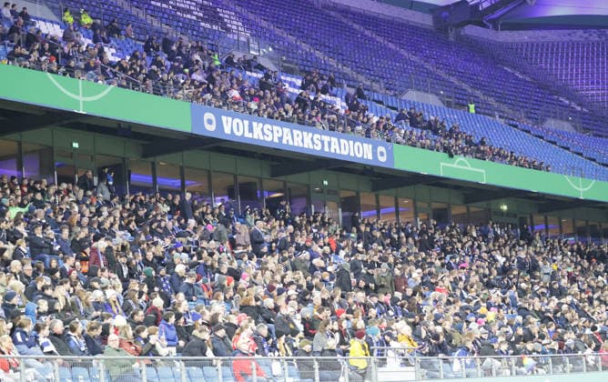 Zuschuer Fussball, Saison 2025 2026, Frauen, DFB Pokal, Viertelfinale, Volksparkstadion Hamburg, Hamburger SV gegen FC Bayern Muenchen DFL REGULATIONS PROHIBIT ANY USE OF PHOTOGRAPHS AS IMAGE SEQUENCES AND OR QUASI-VIDEO.