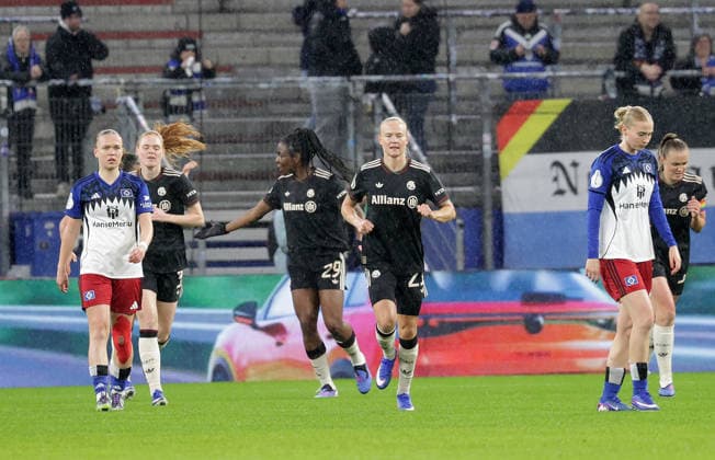 Torjubel 0-1 Edna Imade (FC Bayern Muenchen) Fussball, Saison 2025 2026, Frauen, DFB Pokal, Viertelfinale, Volksparkstadion Hamburg, Hamburger SV gegen FC Bayern Muenchen DFL REGULATIONS PROHIBIT ANY USE OF PHOTOGRAPHS AS IMAGE SEQUENCES AND OR QUASI-VIDEO.