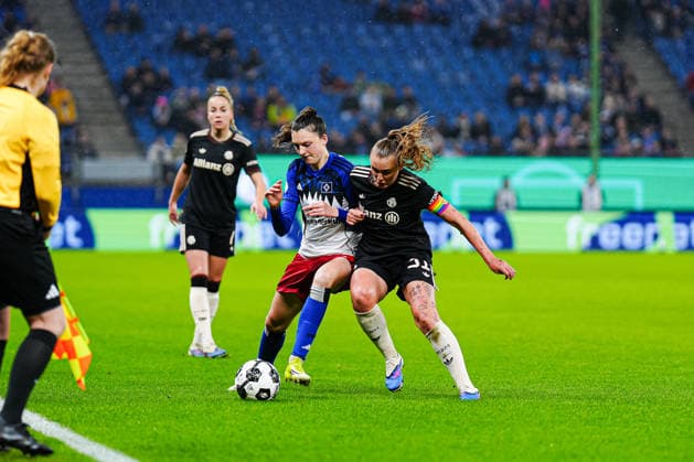 Lotta Wrede (Hamburger SV, 32), Pernille Harder (FC Bayern München, 21) GER, Hamburger SV vs. FC Bayern München, Frauen, Fussball, DFB-Pokal, Viertelfinale, Saison 2025 2026, 11.03.2026 GER, Hamburger SV vs. FC Bayern München, Frauen, Fussball, DFB-Pokal, Viertelfinale, Saison 2025 2026, 11.03.2026 Hamburg Copyright: xEibner-Pressefoto MarcelxvonxFehrnx EP_MFN