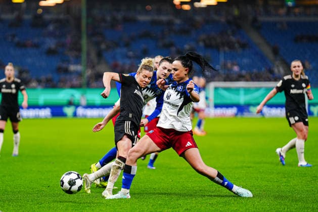 Linda Dallmann (FC Bayern München, 10), Nigar Mirzaliyeva (Hamburger SV, 04) GER, Hamburger SV vs. FC Bayern München, Frauen, Fussball, DFB-Pokal, Viertelfinale, Saison 2025 2026, 11.03.2026 GER, Hamburger SV vs. FC Bayern München, Frauen, Fussball, DFB-Pokal, Viertelfinale, Saison 2025 2026, 11.03.2026 Hamburg Copyright: xEibner-Pressefoto MarcelxvonxFehrnx EP_MFN