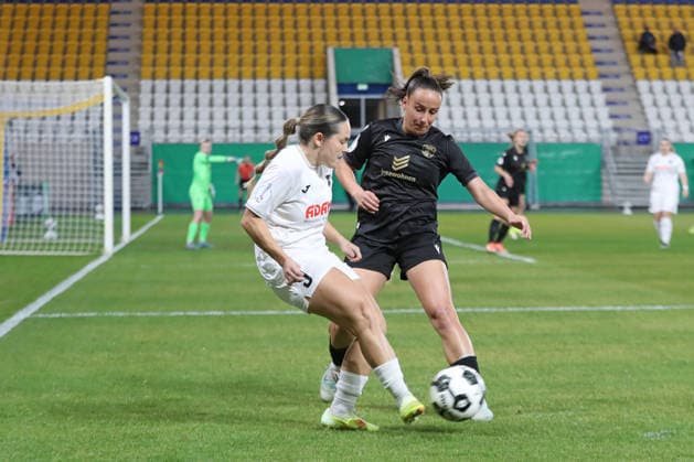 DFB-Pokal Frauen: FC Carl Zeiss Jena - SC Sand 1946; 11.03.26 Pija Reininger (9, SC Sand) gegen Nelly Juckel (31, Carl Zeiss Jena). Fußball, DFB-Pokal Frauen, Viertelfinale: FC Carl Zeiss Jena vs. SC Sand 1946 am 11.03.26 im Ernst-Abbe-Sportfeld ad hoc arena, Jena. DFL REGULATIONS PROHIBIT ANY USE OF PHOTOGRAPHS AS IMAGE SEQUENCES AND OR QUASI-VIDEO. Copyright: xBEAUTIFULxSPORTS JanxKaeferx