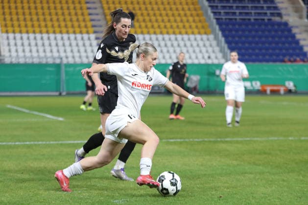 DFB-Pokal Frauen: FC Carl Zeiss Jena - SC Sand 1946; 11.03.26 Leni Fischer (11, SC Sand) vor Kapitänin Merza Julevic (10, Carl Zeiss Jena). Fußball, DFB-Pokal Frauen, Viertelfinale: FC Carl Zeiss Jena vs. SC Sand 1946 am 11.03.26 im Ernst-Abbe-Sportfeld ad hoc arena, Jena. DFL REGULATIONS PROHIBIT ANY USE OF PHOTOGRAPHS AS IMAGE SEQUENCES AND OR QUASI-VIDEO. Copyright: xBEAUTIFULxSPORTS JanxKaeferx
