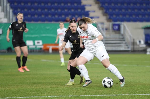 DFB-Pokal Frauen: FC Carl Zeiss Jena - SC Sand 1946; 11.03.26 Julia Matuschewski (10, SC Sand) vor Felicia Sträßer (8, Carl Zeiss Jena). Fußball, DFB-Pokal Frauen, Viertelfinale: FC Carl Zeiss Jena vs. SC Sand 1946 am 11.03.26 im Ernst-Abbe-Sportfeld ad hoc arena, Jena. DFL REGULATIONS PROHIBIT ANY USE OF PHOTOGRAPHS AS IMAGE SEQUENCES AND OR QUASI-VIDEO. Copyright: xBEAUTIFULxSPORTS JanxKaeferx