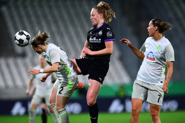 Fußball Frauen DFB-Pokal Saison 2025 2026 Viertelfinale: SGS Essen - Werder Bremen am 11.03.2026 im Stadion an der Hafenstraße in Essen Chiara Anna D Angelo ( Werder Bremen ), links - Laura Pucks ( SGS Essen ), mitte - Larissa Michelle Mühlhaus ( Werder Bremen ), rechts DFB regulations prohibit any use of photographs as image sequences and or quasi-video. Nordrhein-Westfalen Deutschland