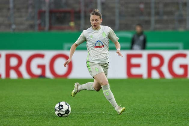 Chiara D Angelo (SV Werder Bremen, 2) am Ball, Freisteller, Einzelbild, Ganzkörper, Aktion, Action, Spielszene, DIE DFB-RICHTLINIEN UNTERSAGEN JEGLICHE NUTZUNG VON FOTOS ALS SEQUENZBILDER UND ODER VIDEOÄHNLICHE FOTOSTRECKEN. DFB REGULATIONS PROHIBIT ANY USE OF PHOTOGRAPHS AS IMAGE SEQUENCES AND OR QUASI-VIDEO., 11.03.2026, Essen (Deutschland), Fussball, DFB-Pokal Frauen, SGS Essen - SV Werder Bremen