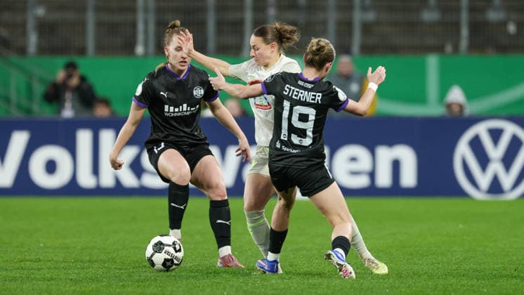 v.li.: Maike Berentzen (SGS Essen, 13), Chiara D Angelo (SV Werder Bremen, 2) und Beke Sterner (SGS Essen, 19) im Zweikampf, Duell, Dynamik, Aktion, Action, Spielszene, DIE DFB-RICHTLINIEN UNTERSAGEN JEGLICHE NUTZUNG VON FOTOS ALS SEQUENZBILDER UND ODER VIDEOÄHNLICHE FOTOSTRECKEN. DFB REGULATIONS PROHIBIT ANY USE OF PHOTOGRAPHS AS IMAGE SEQUENCES AND OR QUASI-VIDEO., 11.03.2026, Essen (Deutschland), Fussball, DFB-Pokal Frauen, SGS Essen - SV Werder Bremen