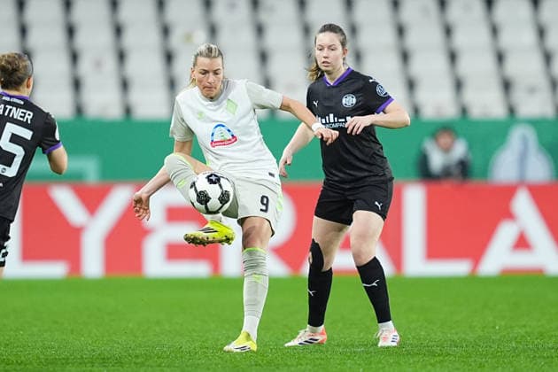 11.03.2025, xydrx, Fußball, DFB-Pokal Viertelfinale Frauen, SGS Essen - SV Werder Bremen, Saison 2025 2026, Stadion an der Hafenstraße: Medina Desic (SV Werder Bremen, 9) im Zweikampf gegen Jana Feldkamp (SGS Essen, 31) DFB regulations prohibit any use of photographs as image sequences and or quasi-video. Copyright: HMBxMedia YannisxDreimann