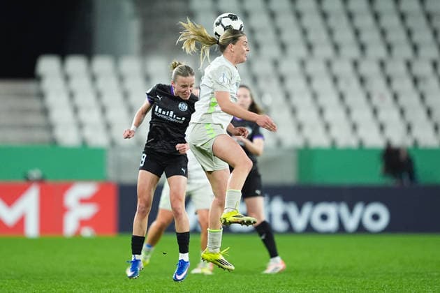 11.03.2025, xydrx, Fußball, DFB-Pokal Viertelfinale Frauen, SGS Essen - SV Werder Bremen, Saison 2025 2026, Stadion an der Hafenstraße: Beke Sterner (SGS Essen, 19) im Zweikampf gegen Juliane Wirtz (SV Werder Bremen, 28) DFB regulations prohibit any use of photographs as image sequences and or quasi-video. Copyright: HMBxMedia YannisxDreimann