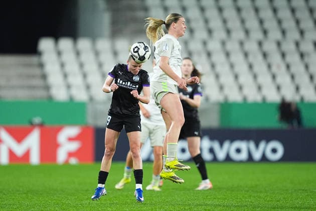 11.03.2025, xydrx, Fußball, DFB-Pokal Viertelfinale Frauen, SGS Essen - SV Werder Bremen, Saison 2025 2026, Stadion an der Hafenstraße: Beke Sterner (SGS Essen, 19) im Zweikampf gegen Juliane Wirtz (SV Werder Bremen, 28) DFB regulations prohibit any use of photographs as image sequences and or quasi-video. Copyright: HMBxMedia YannisxDreimann