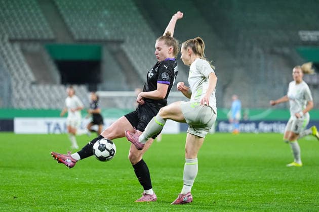 11.03.2025, xydrx, Fußball, DFB-Pokal Viertelfinale Frauen, SGS Essen - SV Werder Bremen, Saison 2025 2026, Stadion an der Hafenstraße: Maike Berentzen (SGS Essen, 13) im Zweikampf gegen Michelle Weiß (SV Werder Bremen, 15) DFB regulations prohibit any use of photographs as image sequences and or quasi-video. Copyright: HMBxMedia YannisxDreimann