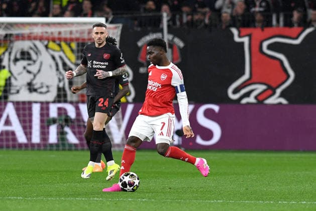 Aleix Garcia (Bayer 04 Leverkusen) und Bukayo Saka (FC Arsenal) im Zweikampf waehrend des Spiels der UEFA Champions League 2025 26, Achtelfinale, Hinspiel zwischen Bayer 04 Leverkusen und FC Arsenal, BayArena am 11. March 2026 in Leverkusen, Deutschland. (Foto von Ralf Treese DeFodi Images) +++ Aleix Garcia (Bayer 04 Leverkusen) und Bukayo Saka (FC Arsenal) battle for the ball during the UEFA Champions League 2025 26 Round of 16, First Leg, match between Bayer 04 Leverkusen and FC Arsenal at BayArena on February 24, 2026 in Leverkusen, Germany. (Photo by Ralf Treese DeFodi Images) -