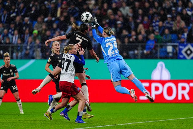 Torschuss Torchance per Kopfball Giulia Gwinn (FC Bayern München, 07), Lea Paulick (Hamburger SV, 25) GER, Hamburger SV vs. FC Bayern München, Frauen, Fussball, DFB-Pokal, Viertelfinale, Saison 2025 2026, 11.03.2026 GER, Hamburger SV vs. FC Bayern München, Frauen, Fussball, DFB-Pokal, Viertelfinale, Saison 2025 2026, 11.03.2026 Hamburg Copyright: xEibner-Pressefoto MarcelxvonxFehrnx EP_MFN