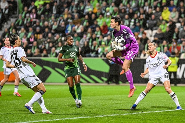 Fußball I Frauen I Saison 2025-2026 I DFB-Pokal I VfL Wolfsburg - Eintracht Frankfurt I 11.03.2026 Lina Altenburg (12, Eintracht Frankfurt) fängt den Ball vor der heranstürmenden Lineth Beerensteyn (9, VfL Wolfsburg) in der Luft Wolfsburg AOK Stadion Niedersachsen Deutschland Copyright: xLobeca InesxHähnelx