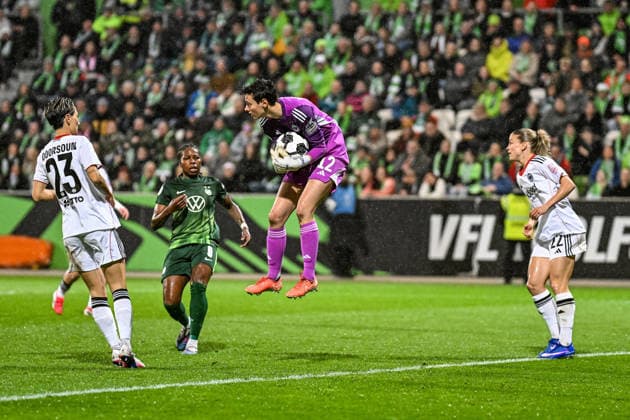 Fußball I Frauen I Saison 2025-2026 I DFB-Pokal I VfL Wolfsburg - Eintracht Frankfurt I 11.03.2026 Lina Altenburg (12, Eintracht Frankfurt) fängt den Ball vor der heranstürmenden Lineth Beerensteyn (9, VfL Wolfsburg) in der Luft Wolfsburg AOK Stadion Niedersachsen Deutschland Copyright: xLobeca InesxHähnelx