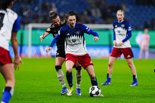 Arianna Caruso (FC Bayern München, 27), Lotta Wrede (Hamburger SV, 32) GER, Hamburger SV vs. FC Bayern München, Frauen, Fussball, DFB-Pokal, Viertelfinale, Saison 2025 2026, 11.03.2026 GER, Hamburger SV vs. FC Bayern München, Frauen, Fussball, DFB-Pokal, Viertelfinale, Saison 2025 2026, 11.03.2026 Hamburg Copyright: xEibner-Pressefoto MarcelxvonxFehrnx EP_MFN