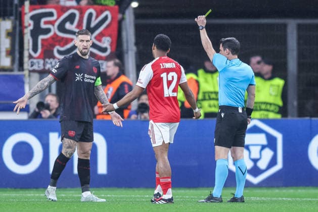 Fußball Champions League Achtelfinale Bayer 04 Leverkusen - FC Arsenal am 11.03.2026 in der BayArena in Leverkusen Robert Andrich ( Leverkusen ), links - sieht die gelbe Karte von Schiedsrichter Halil Umut Meler ( Türkei ), rechts
