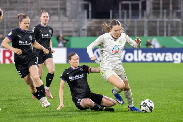 Zweikampf zwischen Lena Ostermeier (SGS Essen, 18) und Mara Alber (SV Werder Bremen, 37). SGS Essen vs. SV Werder Bremen, Fussball, DFB-Pokal Frauen, Viertelfinale, Saison 2025 2026, 11.03.2026 DFL DFB Regulations prohibit any use of Photographs as image sequences and or Quasivideo SGS Essen vs. SV Werder Bremen, Fussball, DFB-Pokal Frauen, Viertelfinale, Saison 2025 2026, 11.03.2026 Essen Copyright: xEibner-Pressefoto ThomasxHaeslerx EP_THR