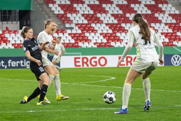 Zweikampf zwischen Lena Ostermeier (SGS Essen, 18) und Medina Desic (SV Werder Bremen, 09). SGS Essen vs. SV Werder Bremen, Fussball, DFB-Pokal Frauen, Viertelfinale, Saison 2025 2026, 11.03.2026 DFL DFB Regulations prohibit any use of Photographs as image sequences and or Quasivideo SGS Essen vs. SV Werder Bremen, Fussball, DFB-Pokal Frauen, Viertelfinale, Saison 2025 2026, 11.03.2026 Essen Copyright: xEibner-Pressefoto ThomasxHaeslerx EP_THR