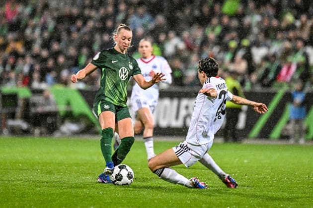 Fußball I Frauen I Saison 2025-2026 I DFB-Pokal I VfL Wolfsburg - Eintracht Frankfurt I 11.03.2026 Zweikampf Ella Peddemors (5, VfL Wolfsburg) gegen Sara Doorsoun-Khajeh (23, Eintracht Frankfurt) Wolfsburg AOK Stadion Niedersachsen Deutschland Copyright: xLobeca InesxHähnelx