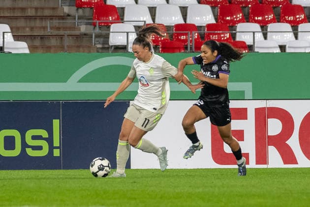 Zweikampf zwischen Maja Sternad (SV Werder Bremen, 11) und Ella Touon (SGS Essen, 32). SGS Essen vs. SV Werder Bremen, Fussball, DFB-Pokal Frauen, Viertelfinale, Saison 2025 2026, 11.03.2026 DFL DFB Regulations prohibit any use of Photographs as image sequences and or Quasivideo SGS Essen vs. SV Werder Bremen, Fussball, DFB-Pokal Frauen, Viertelfinale, Saison 2025 2026, 11.03.2026 Essen Copyright: xEibner-Pressefoto ThomasxHaeslerx EP_THR