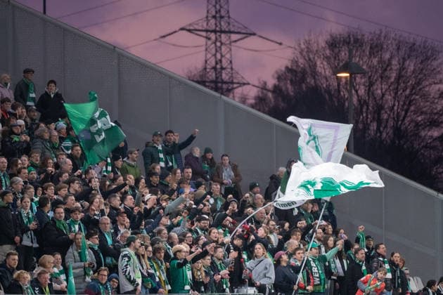 Deutschland: Fussball DFB Pokal Frauen-Viertelfinale 2025 2026 - SGS Essen vs SV Werder Bremen - Stadion an der Hafenstrasse (Essen): Werder Bremen Fans im Gästeblock, Fahnen, Schals, Ultras Copyright: xOrhanxHabashx