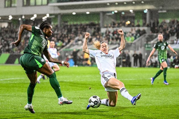 Fußball I Frauen I Saison 2025-2026 I DFB-Pokal I VfL Wolfsburg - Eintracht Frankfurt I 11.03.2026 Zweikampf Lineth Beerensteyn (9, VfL Wolfsburg) schießt auf das Tor, Nadine Andrina Riesen (22, Eintracht Frankfurt) wirft sich vor den Ball Wolfsburg AOK Stadion Niedersachsen Deutschland Copyright: xLobeca InesxHähnelx