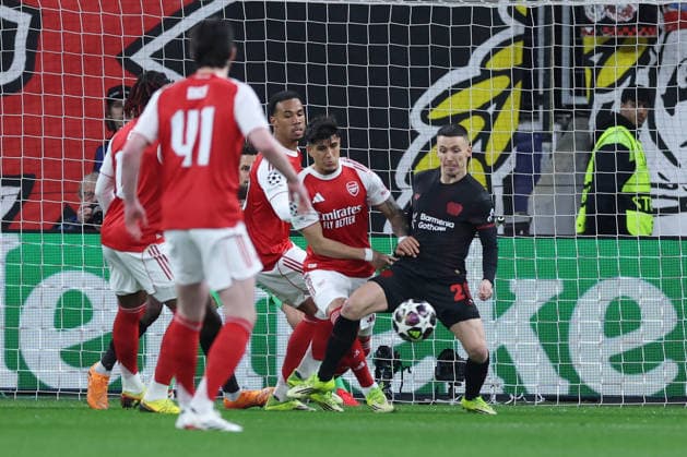 GER, UEFA CL, Achtelfinale, Bayer 04 Leverkusen (GER) vs. FC Arsenal (ENG), 11.03.2026, BayArena, Leverkusen, GER, UEFA CL, Achtelfinale, Bayer 04 Leverkusen (GER) vs. FC Arsenal (ENG), , im Bild: Ãlex Grimaldo (Leverkusen 20), im Zweikampf gegen Piero Hincapià (FC Arsenal 5),