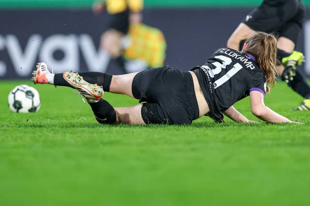 2026.03.11, Fußball, DFB-Pokal Frauen, SGS Essen - SV Werder Bremen, Viertelfinale, Stadion an der Hafenstraße, Damen, Saison 2025 2026: Ella Touon (SGS Essen 32) verteidigt im Strafraum DFB regulations prohibit any use of photographs as image sequences and or quasi-video. Nordrhein-Westfalen Deutschland