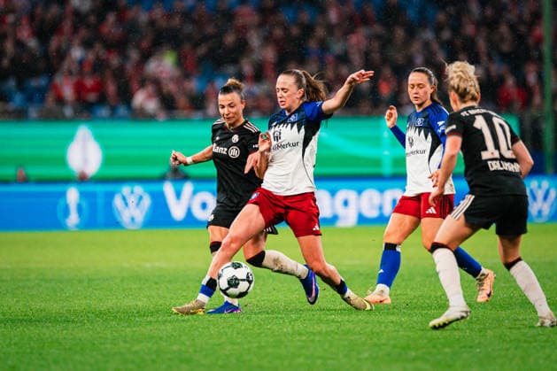 DFB-Pokal Frauen: Hamburger SV vs. FC Bayern München,11.03.2026 Victoria Schulz (Hamburger SV, 19) gegen Arianna Caruso (FC Bayern München, 27); Fußball, DFB-Pokal Frauen, Viertelfinale: Hamburger SV vs. FC Bayern München am 11.03.2026 im Volksparkstadion, Hamburg DFB REGULATIONS PROHIBIT ANY USE OF PHOTOGRAPHS AS IMAGE SEQUENCES AND OR QUASI-VIDEO. Copyright: xBEAUTIFULxSPORTS Tonhäuserx
