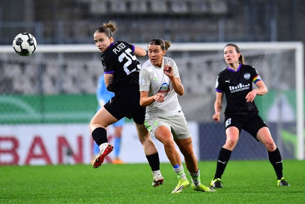 Fußball Frauen DFB-Pokal Saison 2025 2026 Viertelfinale: SGS Essen - Werder Bremen am 11.03.2026 im Stadion an der Hafenstraße in Essen Paulina Ruth Eugenie Platner ( SGS Essen ), links - Larissa Michelle Mühlhaus ( Werder Bremen ), rechts - Lena Ostermeier ( SGS Essen ), hinten DFB regulations prohibit any use of photographs as image sequences and or quasi-video. Nordrhein-Westfalen Deutschland