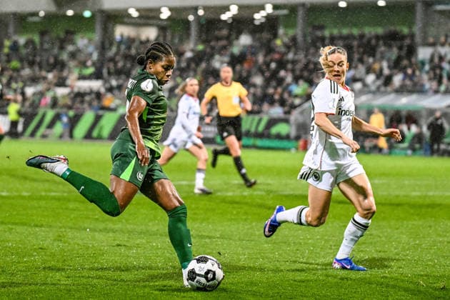 Fußball I Frauen I Saison 2025-2026 I DFB-Pokal I VfL Wolfsburg - Eintracht Frankfurt I 11.03.2026 Torschuss Lineth Beerensteyn (9, VfL Wolfsburg), rechts läuft Nadine Andrina Riesen (22, Eintracht Frankfurt) mit Wolfsburg AOK Stadion Niedersachsen Deutschland Copyright: xLobeca InesxHähnelx