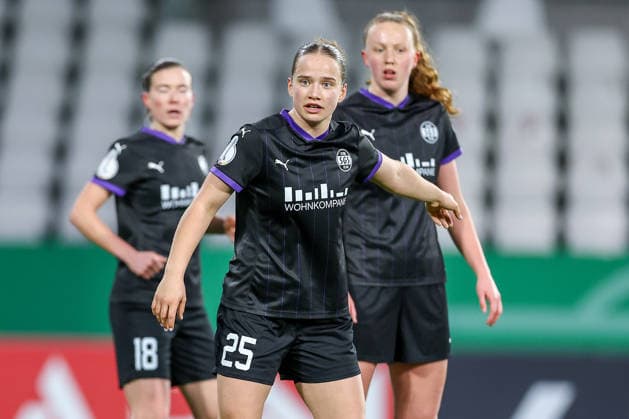 2026.03.11, Fußball, DFB-Pokal Frauen, SGS Essen - SV Werder Bremen, Viertelfinale, Stadion an der Hafenstraße, Damen, Saison 2025 2026: Paulina Platner (SGS Essen 25) gestikulierend auf dem Spielfeld DFB regulations prohibit any use of photographs as image sequences and or quasi-video. Nordrhein-Westfalen Deutschland