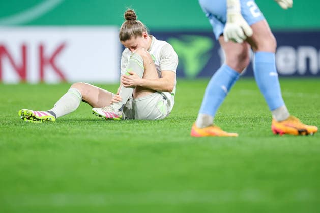 2026.03.11, Fußball, DFB-Pokal Frauen, SGS Essen - SV Werder Bremen, Viertelfinale, Stadion an der Hafenstraße, Damen, Saison 2025 2026: Michelle Ulbrich (Werder Bremen 05) sitzt mit Schmerzen auf dem Spielfeld DFB regulations prohibit any use of photographs as image sequences and or quasi-video. Nordrhein-Westfalen Deutschland