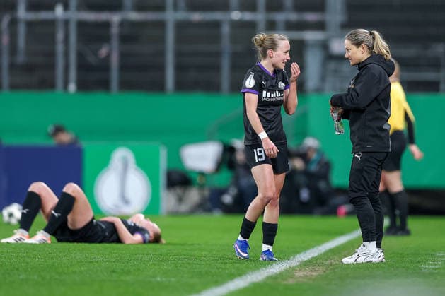 2026.03.11, Fußball, DFB-Pokal Frauen, SGS Essen - SV Werder Bremen, Viertelfinale, Stadion an der Hafenstraße, Damen, Saison 2025 2026: Beke Sterner (SGS Essen 19) gestikulierend auf dem Spielfeld DFB regulations prohibit any use of photographs as image sequences and or quasi-video. Nordrhein-Westfalen Deutschland