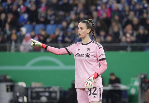 Ena Mahmutovic (FC Bayern Muenchen) Fussball, Saison 2025 2026, Frauen, DFB Pokal, Viertelfinale, Volksparkstadion Hamburg, Hamburger SV gegen FC Bayern Muenchen DFL REGULATIONS PROHIBIT ANY USE OF PHOTOGRAPHS AS IMAGE SEQUENCES AND OR QUASI-VIDEO.